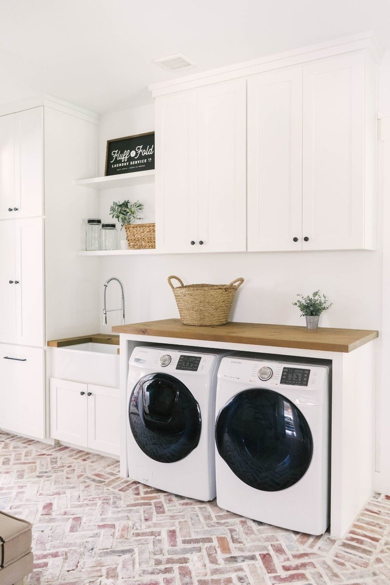Laundry room with farmhouse sink
