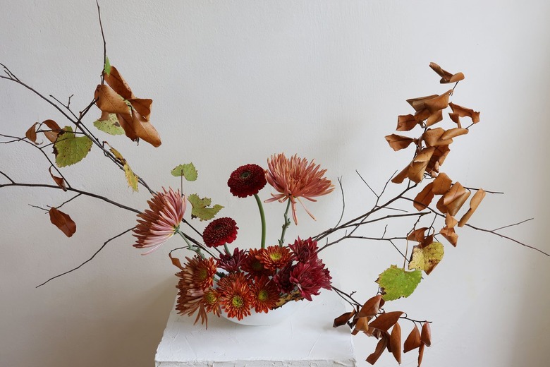 Shorter mums arranged low in bowl to cover chicken wire