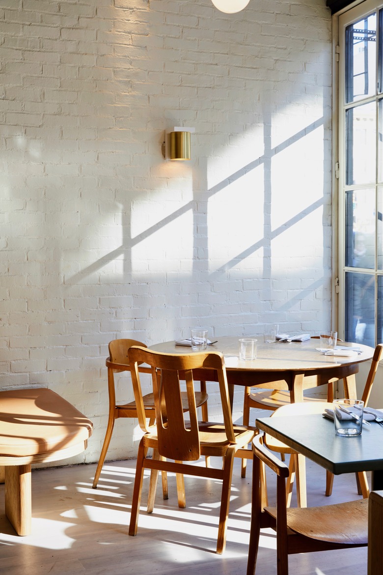 Small seating area of De Maria with table and chairs
