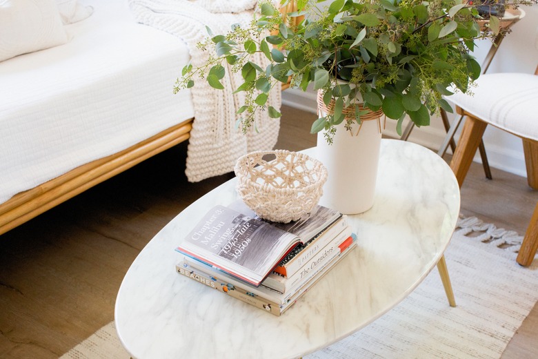 living room furniture idea with oval coffee table in front of sofa