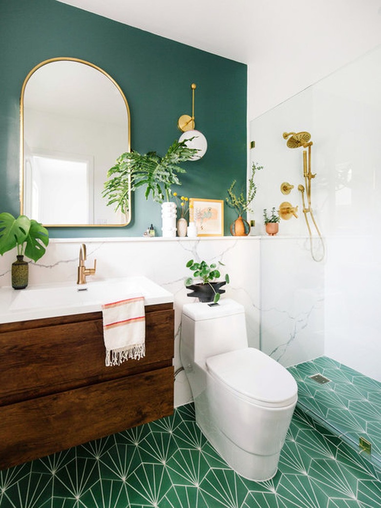 plant maximalist bathroom