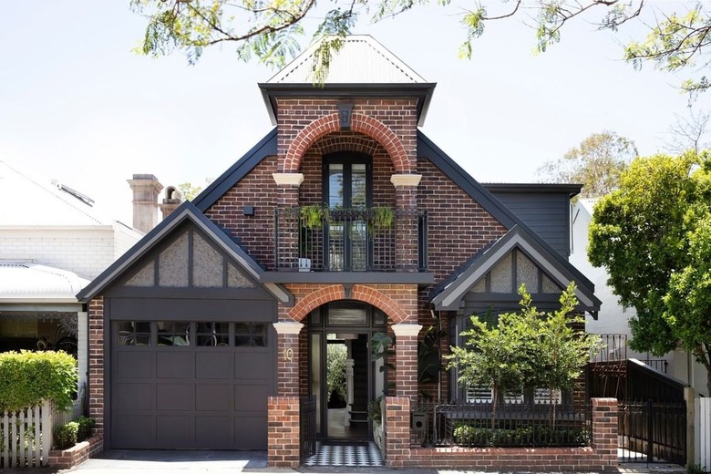 8 Colors That Bring Out the Beauty of Brown Brick Hunker