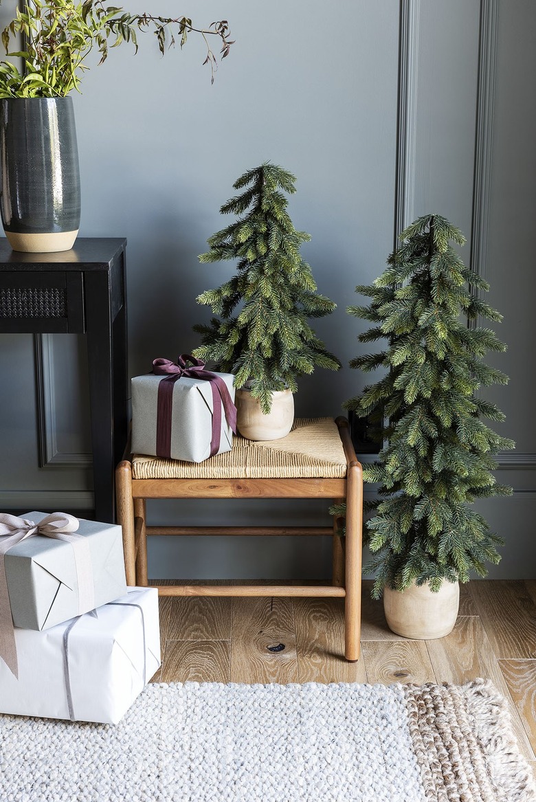 Entry hall minimalist Christmas decor