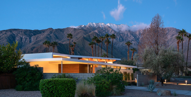 Midcentury modern prefab home in Palm Springs