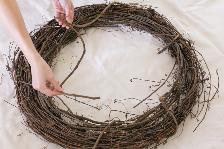 Uncoiling vine around wreath
