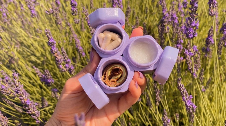 Cadence travel containers