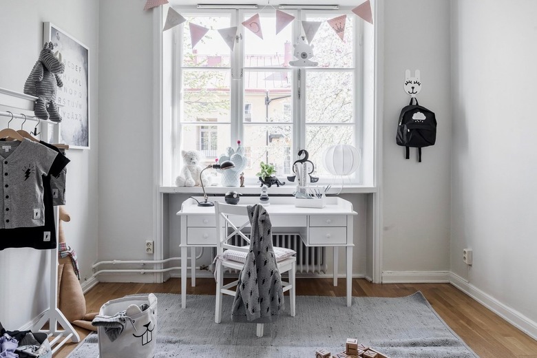 children's room with gray walls