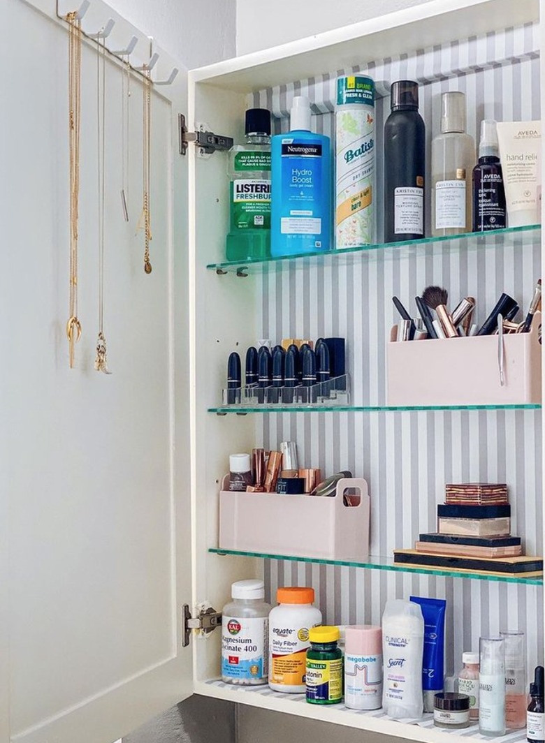 Medicine cabinet with organizing bins