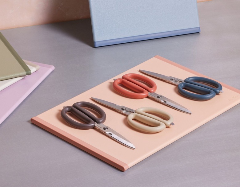 Four pairs of kitchen shears with dark blue