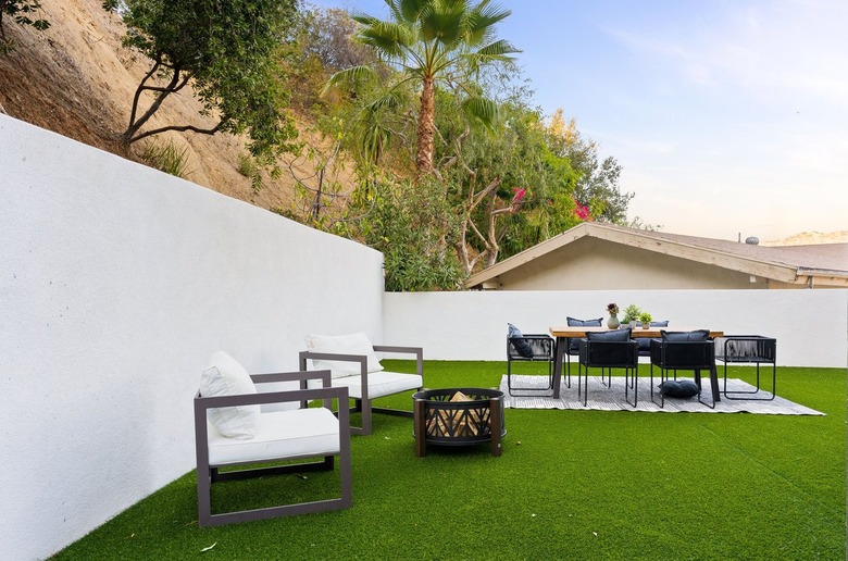 yard with greenery and seating