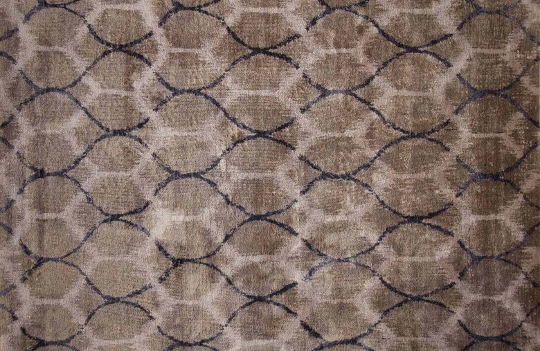 Honeycomb-patterned rug