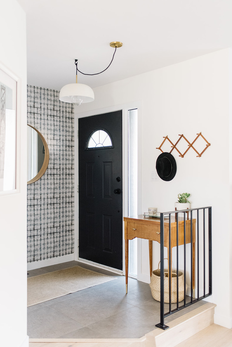 Benjamin Moore paint color Simply White in entryway