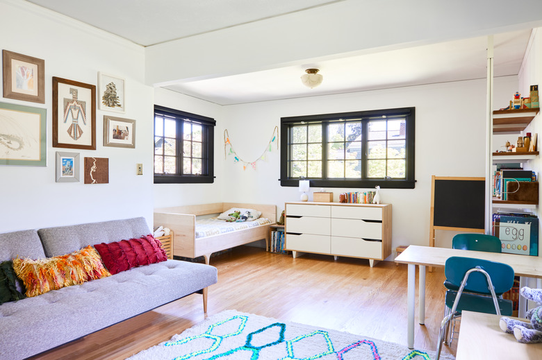Kid's room with black trim