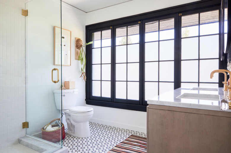 black and white bathroom