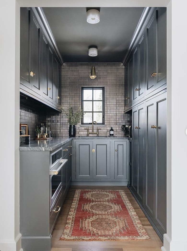 gray scullery with peach and tan rug