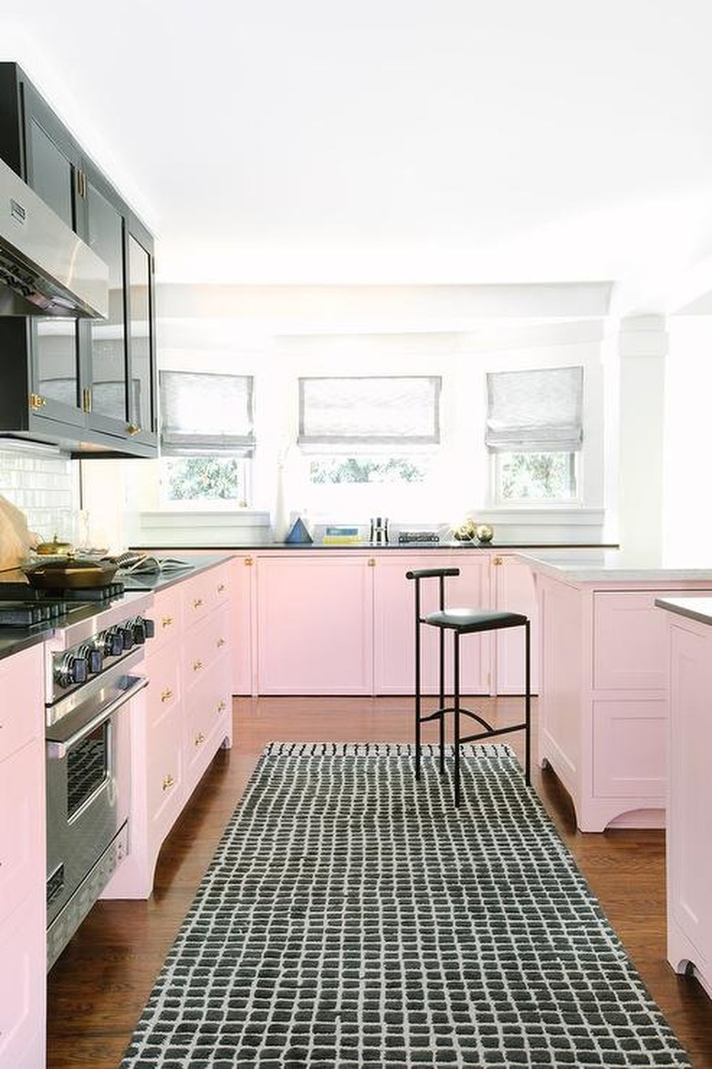 pink kitchen with black and white graphic rug