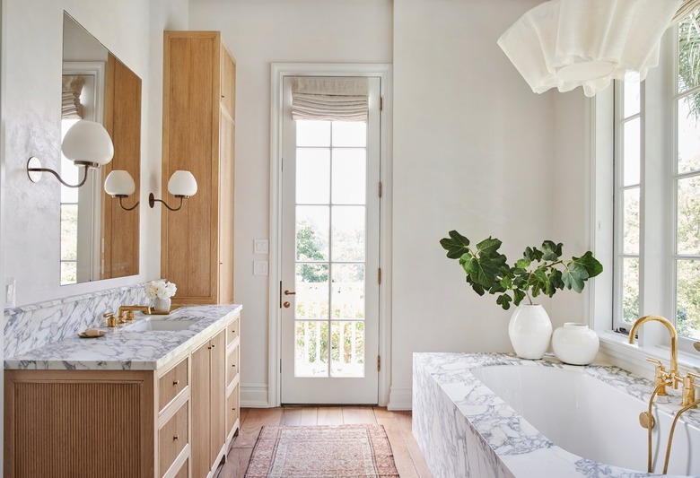 Scandinavian bathroom lighting idea with wall sconces and pendant