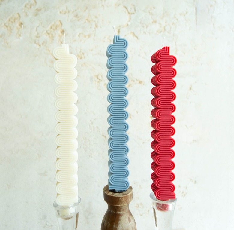 Sculptos wave candle in red