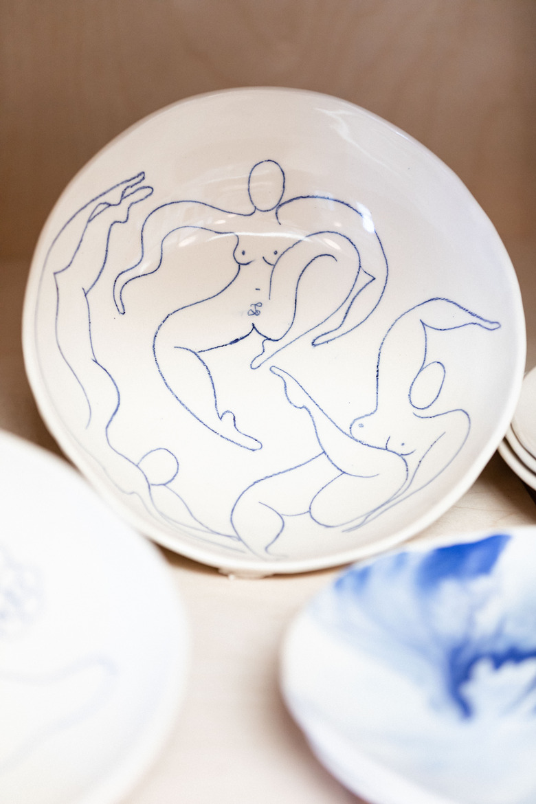 Ceramic plate with figures of women