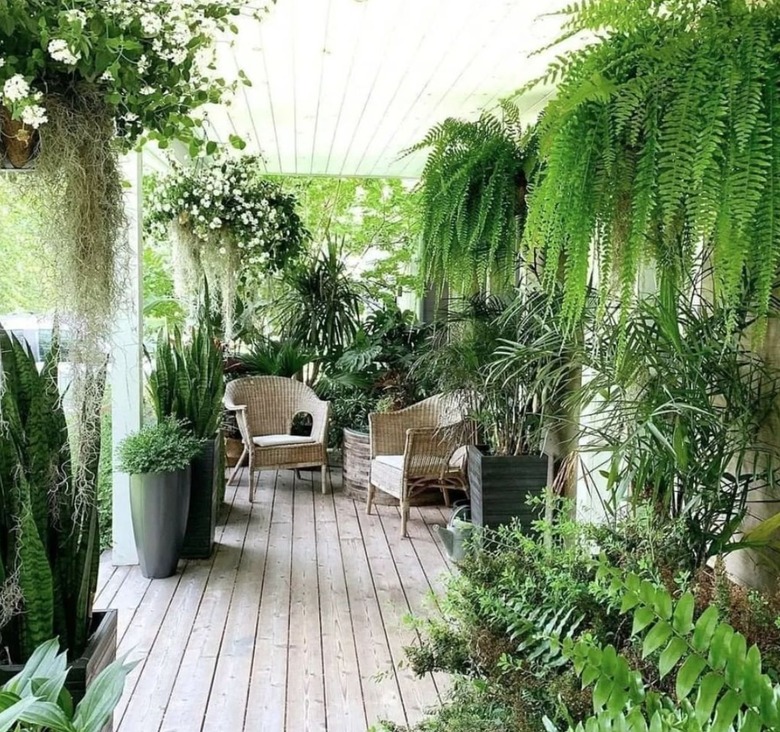 Porch with wicker chairs
