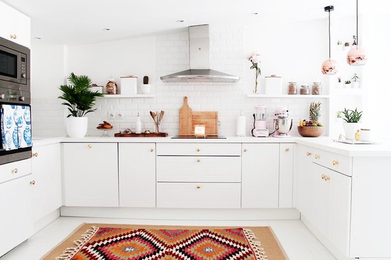 All white kitchen by L'Appartement Living