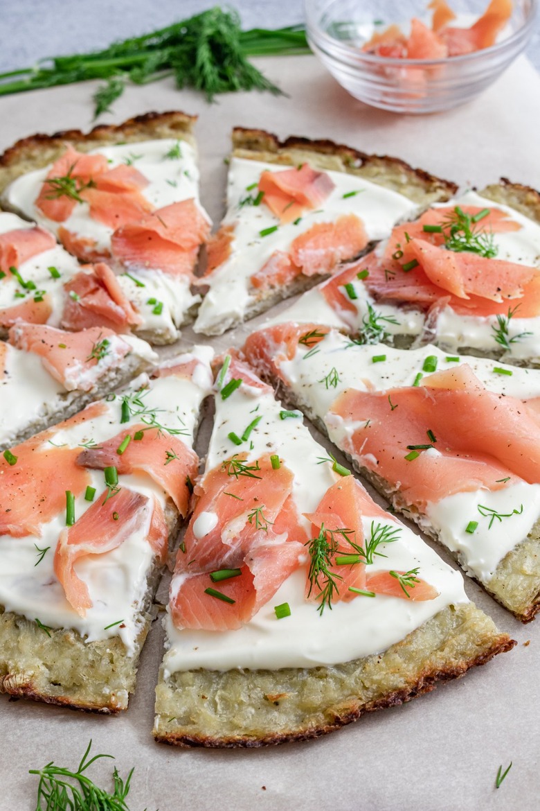 A close-up of the smoked salmon latke pizza.