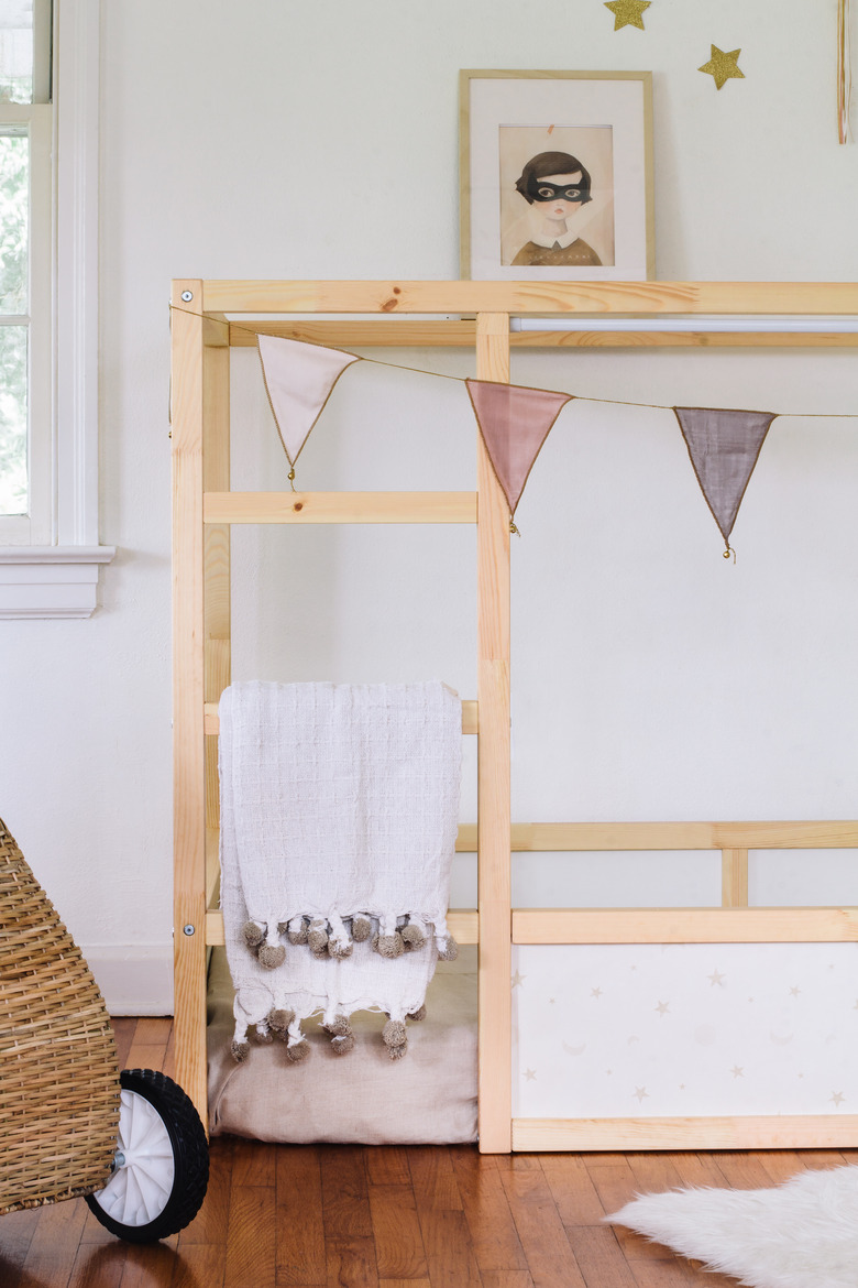 Blanket hung on KURA bed ladder