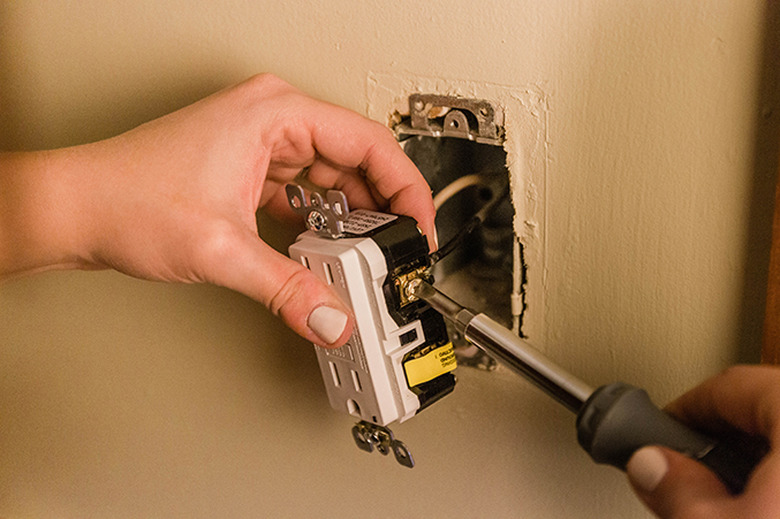 Tighten the outlet on the screw and repeat on the other side.