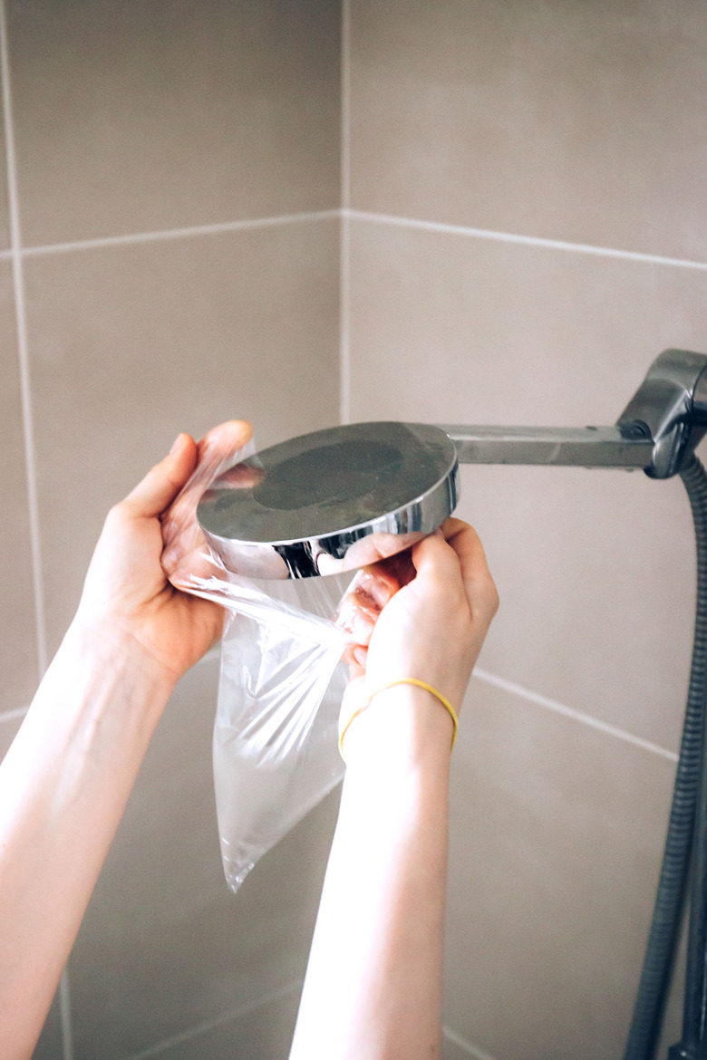 Cleaning showerhead with vinegar