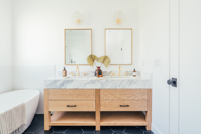 Bathroom with square brass mirrors