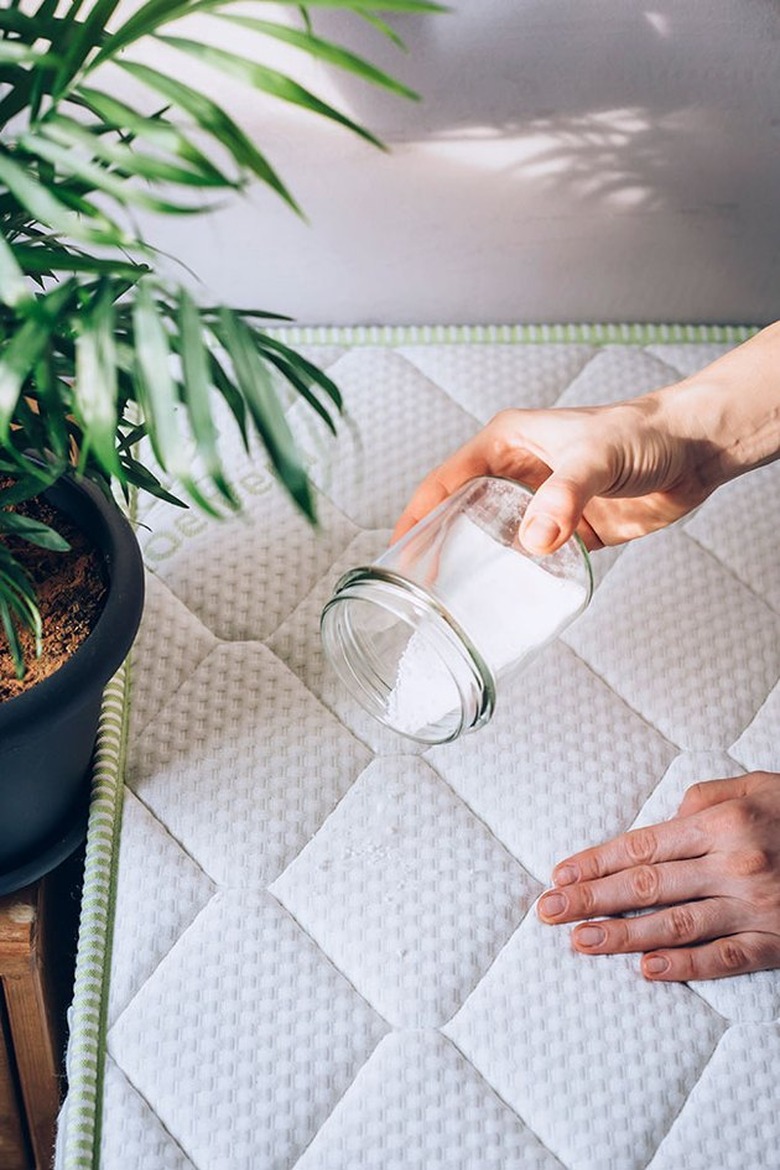 Deodorizing a mattress with a DIY cleaner.