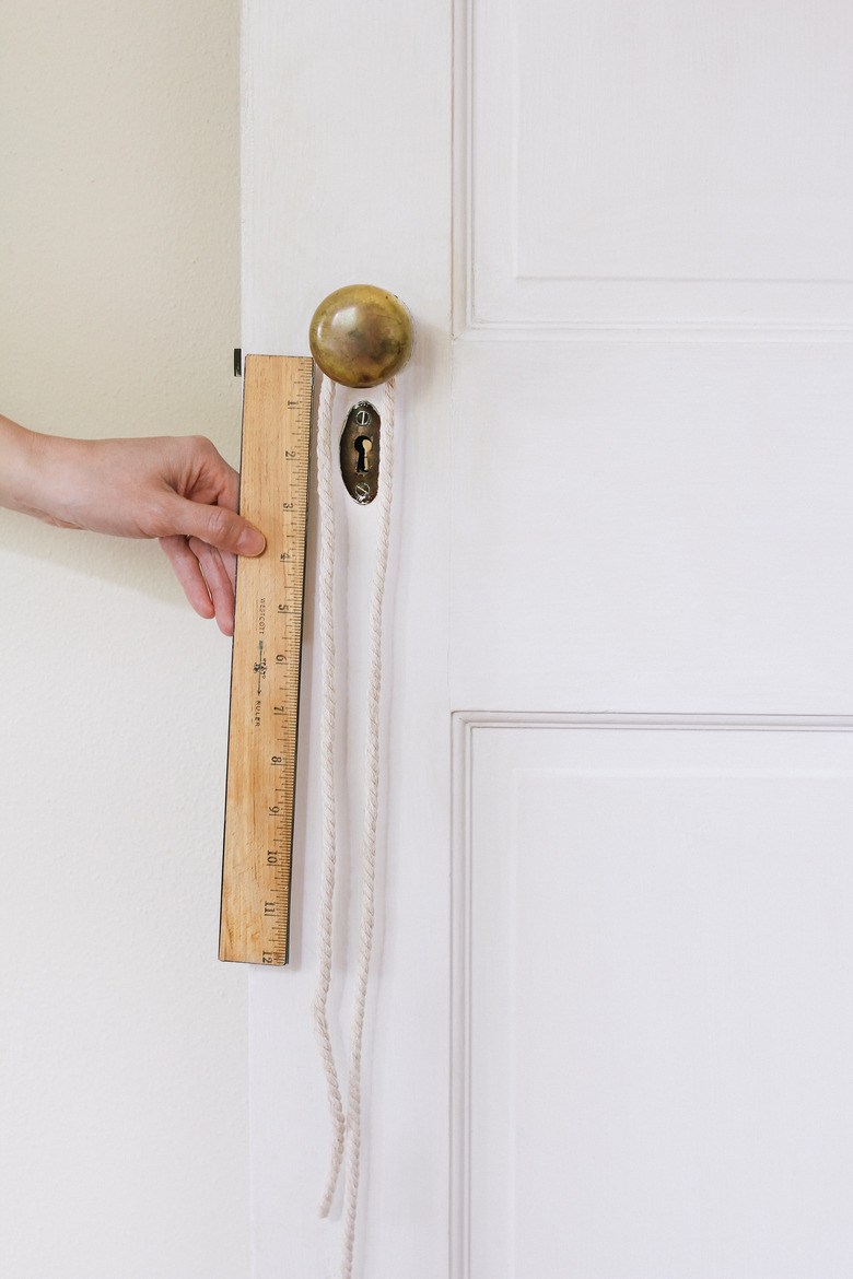 Measuring length of rope on door