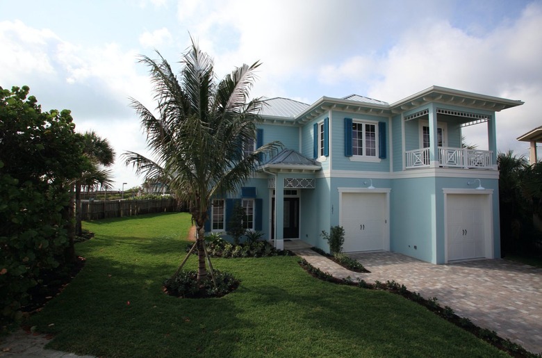 aqua home with teal trim