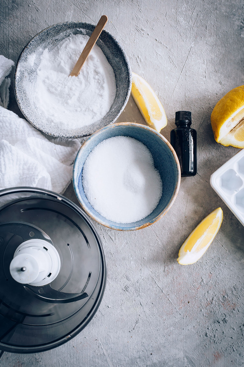 Fresh garbage disposal with baking soda