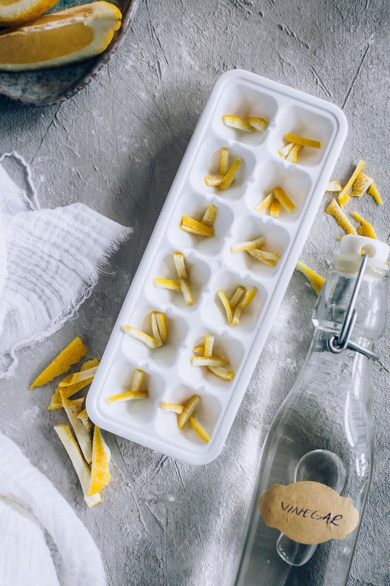 How to freshen garbage disposal with vinegar and lemon