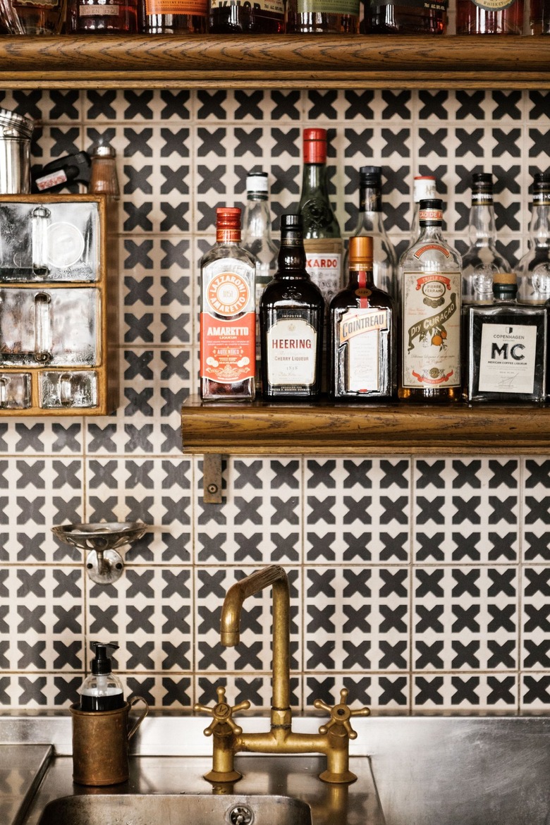Bar with geometric backsplash