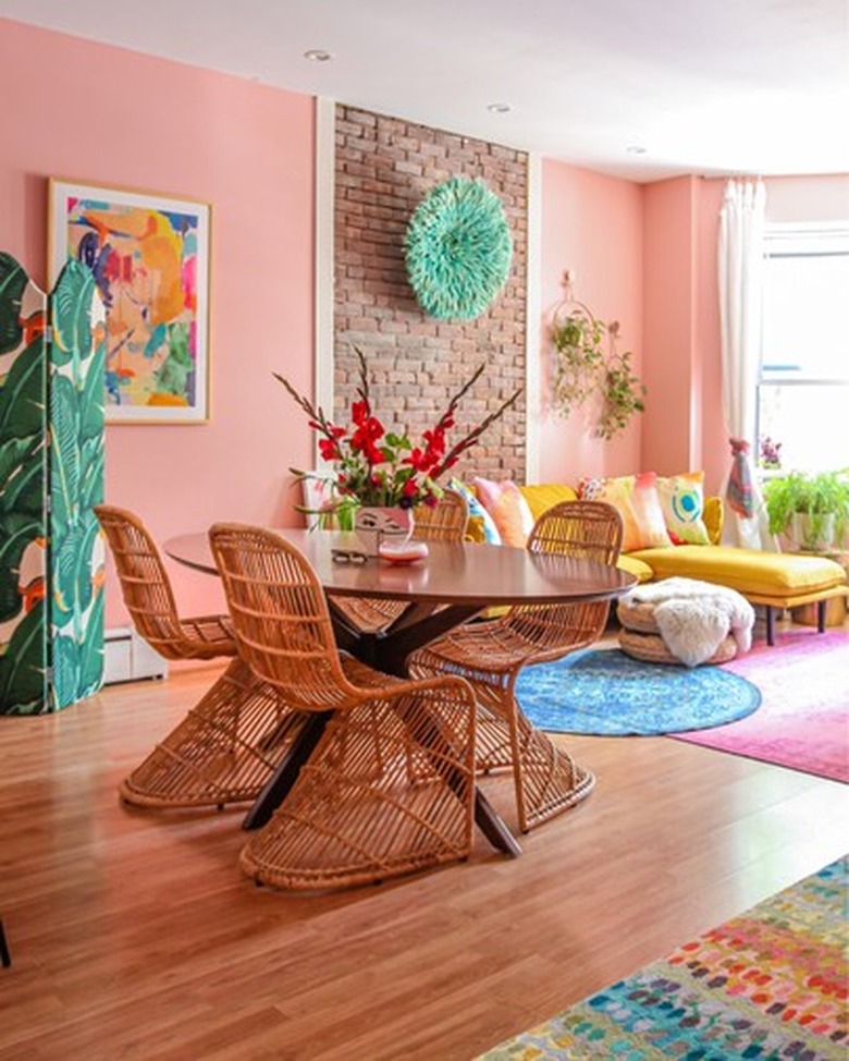 Living room with pink wall snd pink easll.