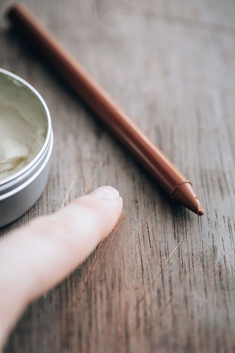 Removing a scratch from wood with crayon