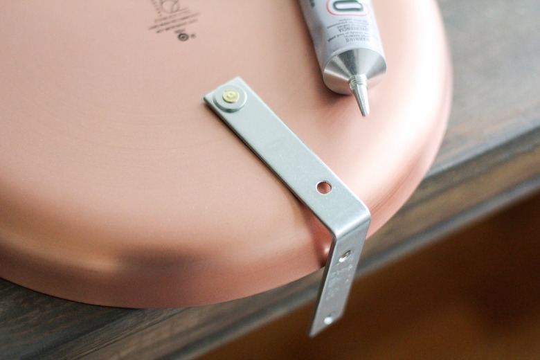 Flat corner brace and round metal plate with glue