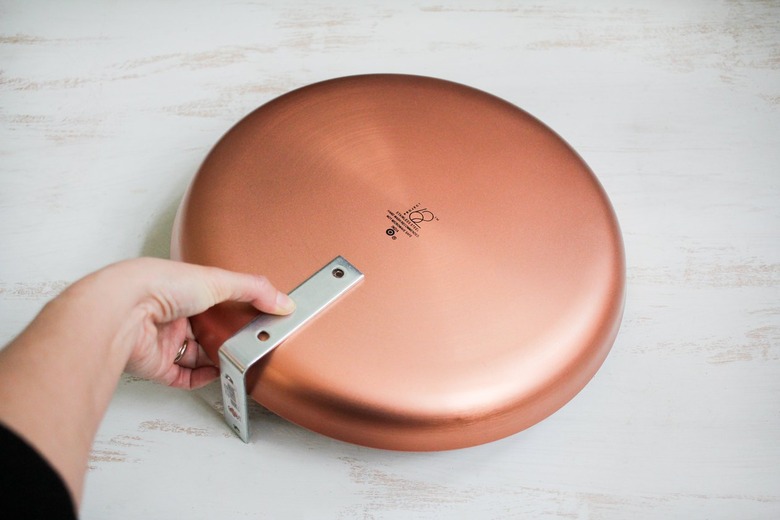 Round metal plat with flat brace