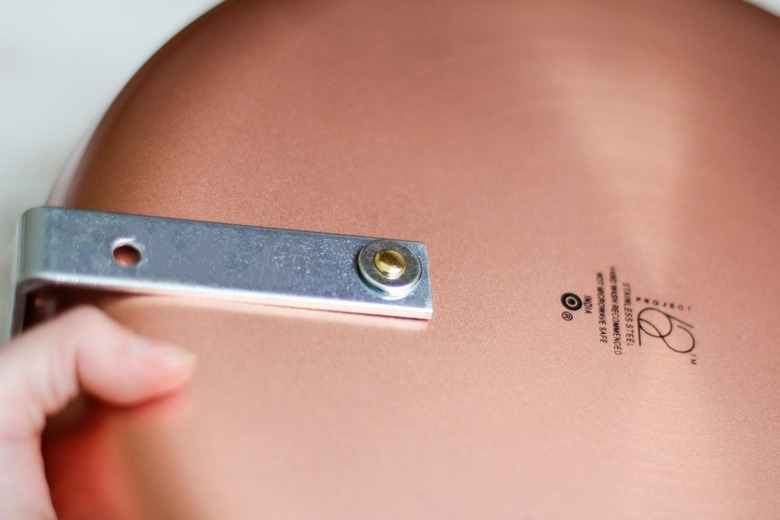 Round metal plate and flat corner brace