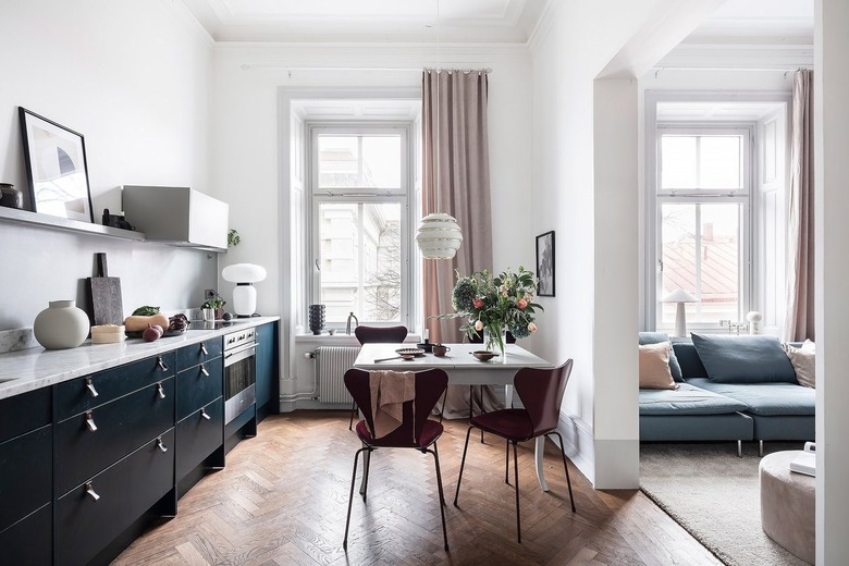 teal and burgundy kitchen color idea