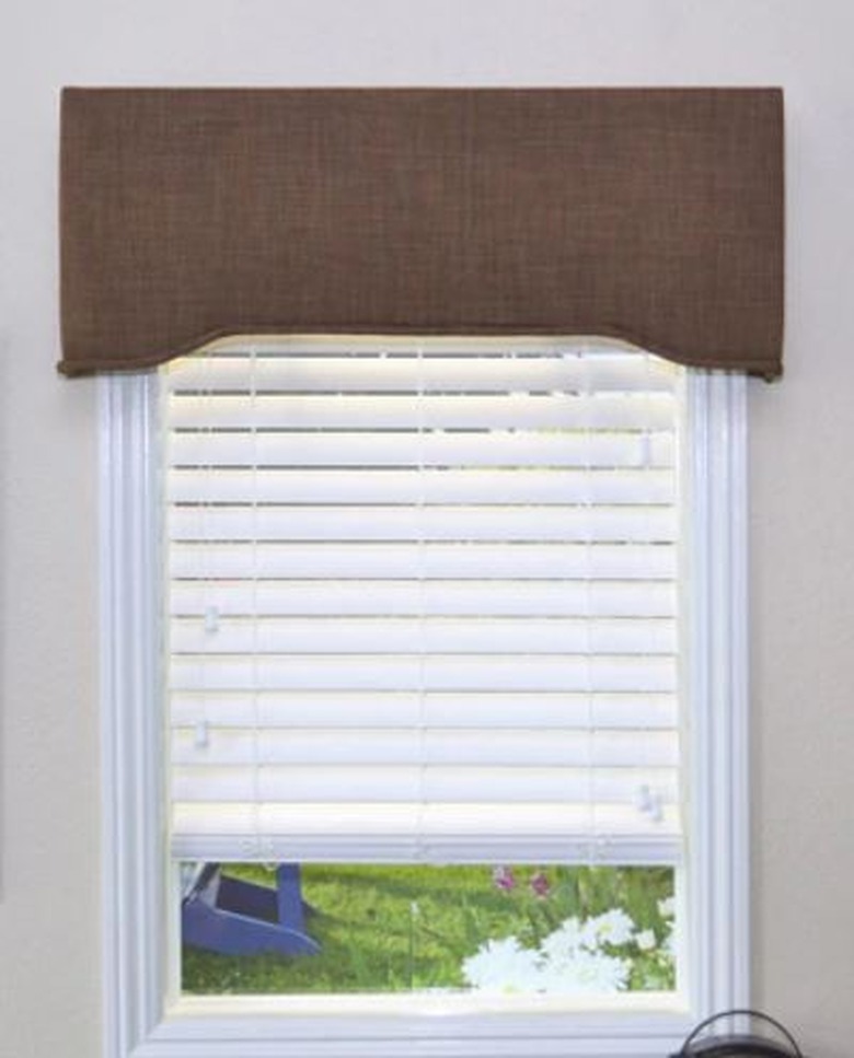 Cornice and window blinds