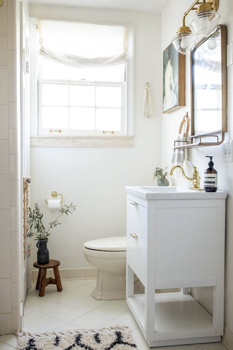 White bathroom with a black-white patterned bathmat