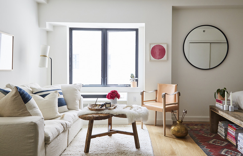 Cozy white living room idea