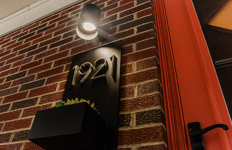 Just wave your hand under the puck light to activate the wireless stream of light!