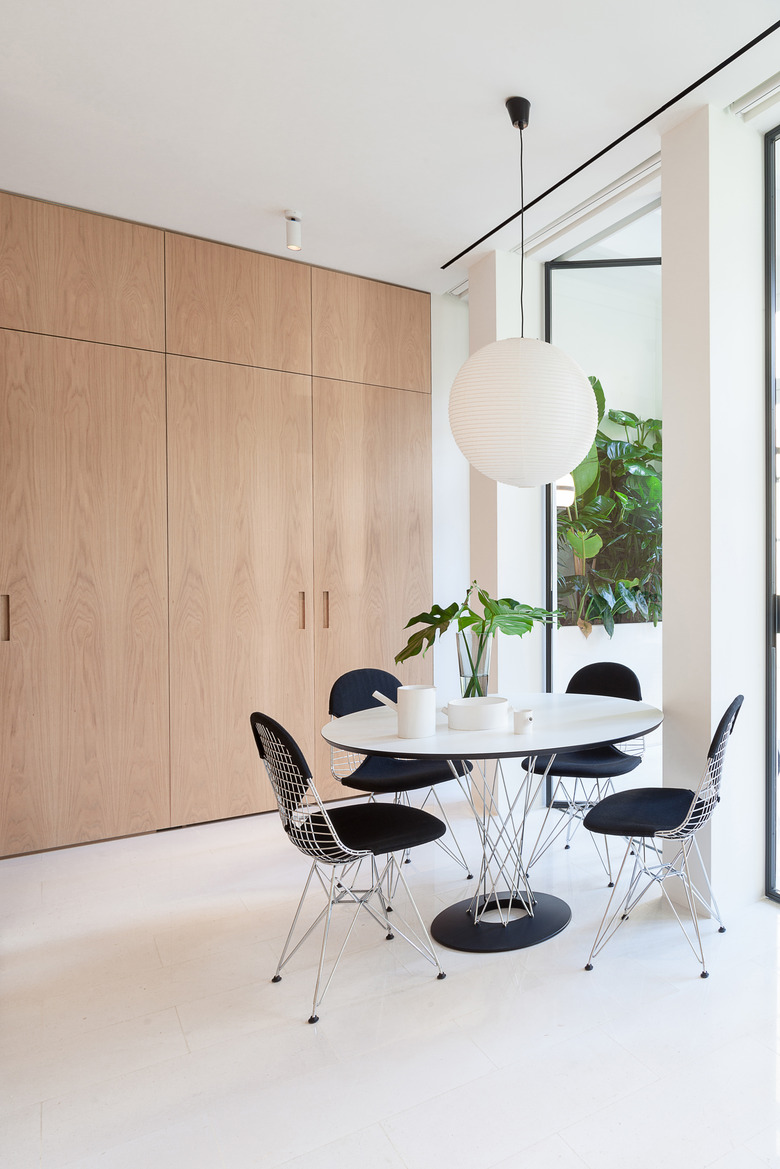 round dining table in small dining area