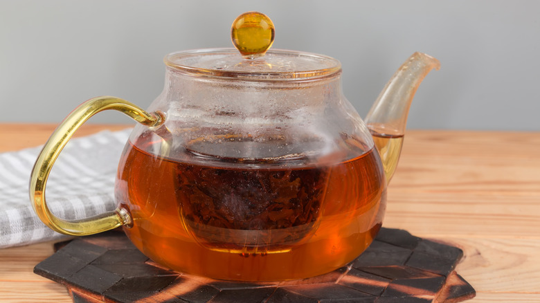 Glass pot of black tea steeping