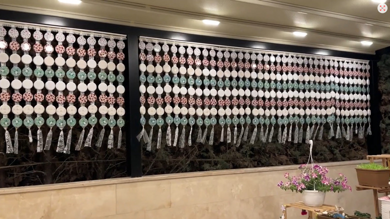 Privacy screen made of lids glued to ribbon