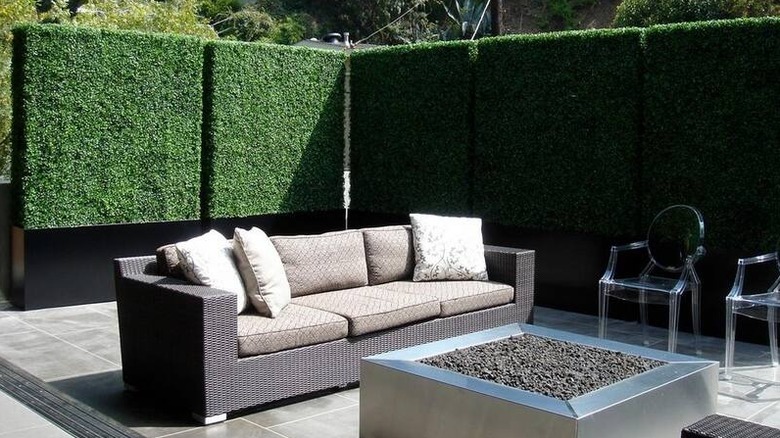 Ejoy artificial boxwood privacy panels in a backyard